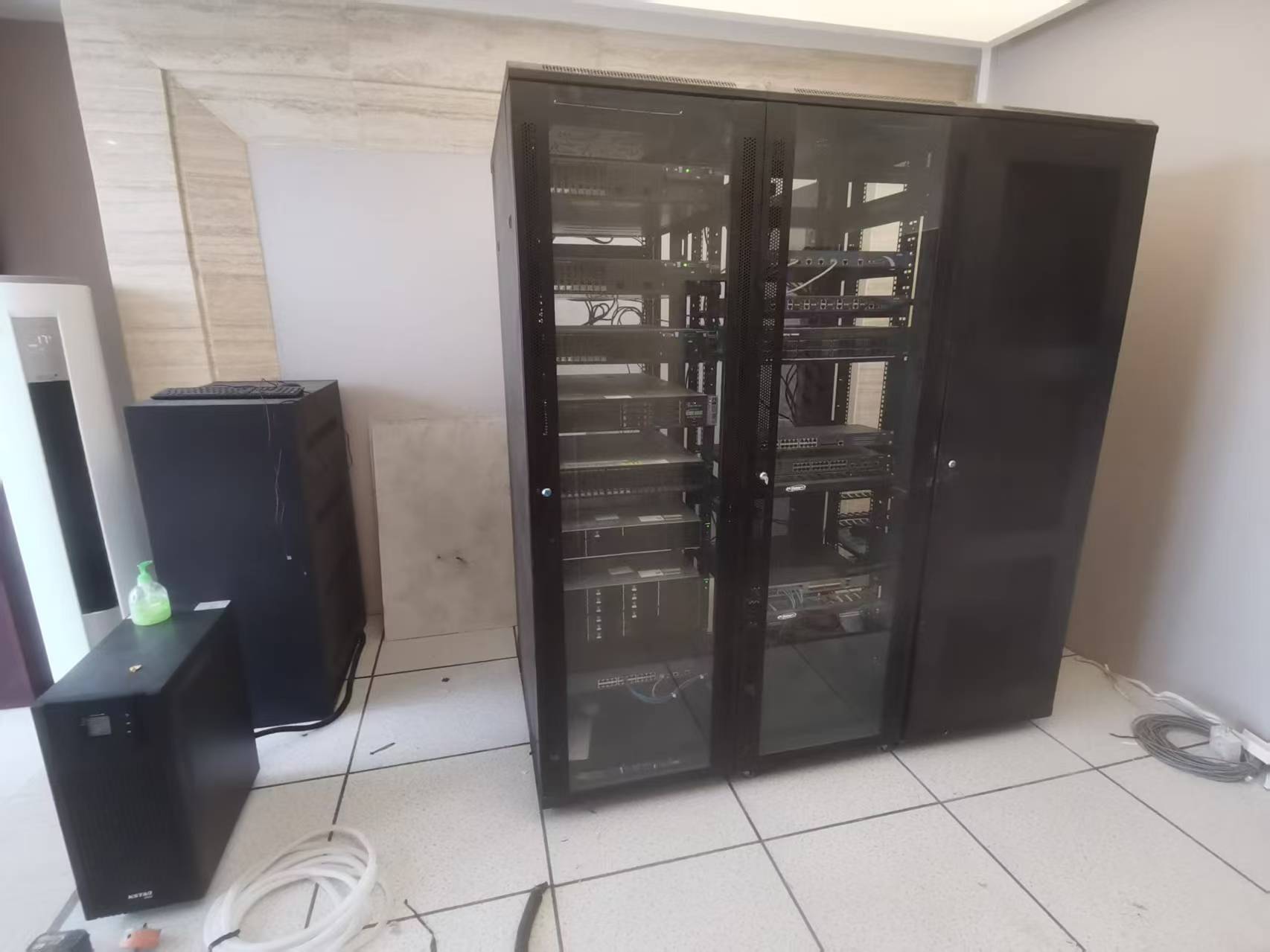 大型网络机柜图片